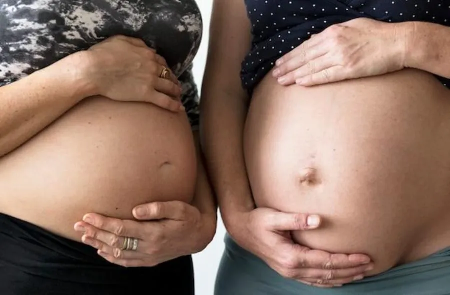 Ciąża bliźniacza – skąd się biorą bliźnięta i co warto wiedzieć o jej objawach oraz ryzyku?