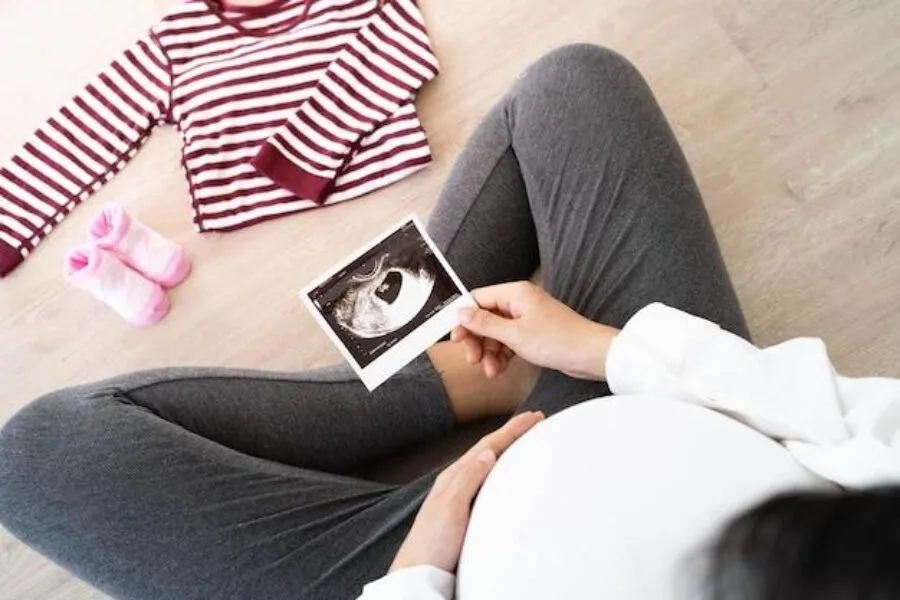 Niepokojące objawy w ciąży w 1 trymestrze: Co powinno cię zaniepokoić?